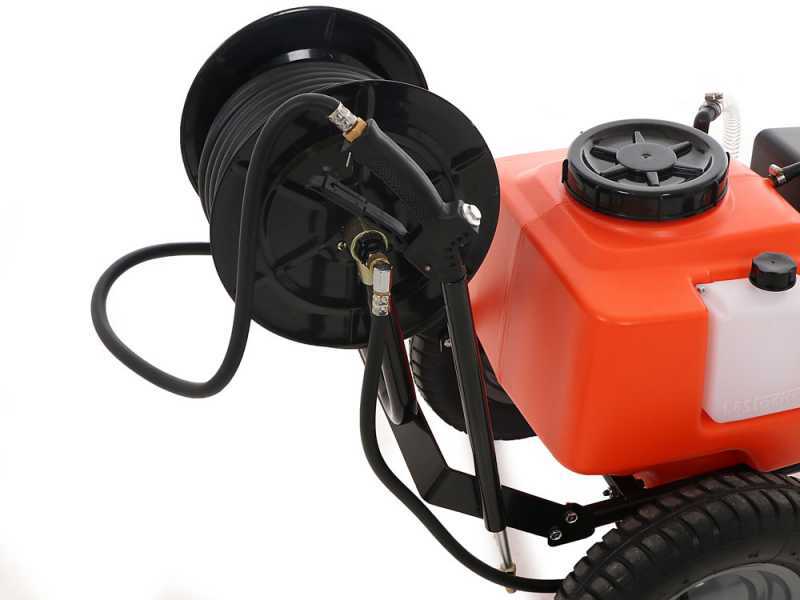 Batteriebetriebene Karrenspritze Stocker 12 V mit 100 L Tank art. 304 - Elektrische Karrenspritze auf Wagen mit Bew&auml;sserungsstange und Anh&auml;ngerkupplung