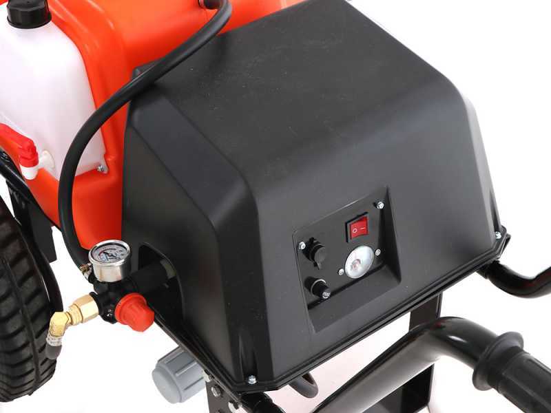 Batteriebetriebene Karrenspritze Stocker 12 V mit 100 L Tank art. 304 - Elektrische Karrenspritze auf Wagen mit Bew&auml;sserungsstange und Anh&auml;ngerkupplung