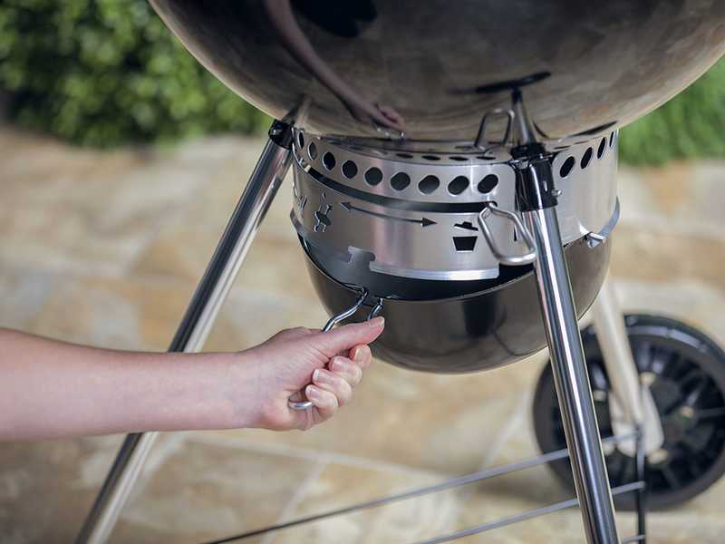 Weber Master Touch Premium E 5770 BLK Holzkohlegrill im Angebot Agrieuro