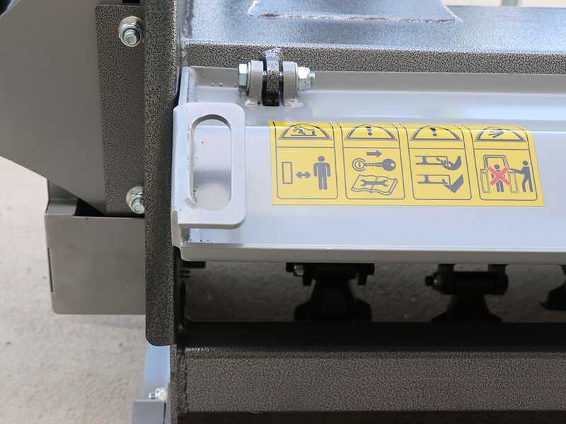 Seitlicher B&ouml;schungsmulcher mit Arm f&uuml;r Traktor der leichten Baureihe - BlackStone BVL 145 L