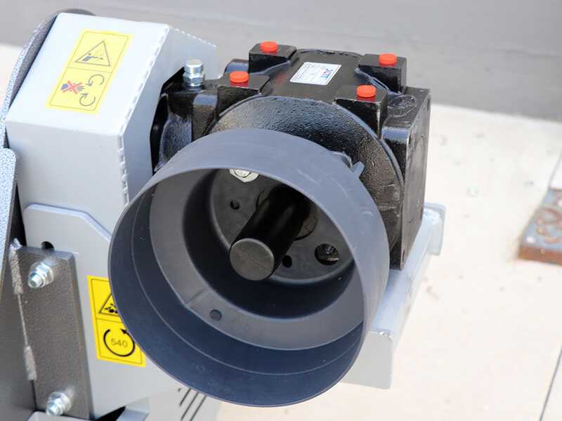 Seitlicher B&ouml;schungsmulcher mit Arm f&uuml;r Traktor der leichten Baureihe - BlackStone BVL 145 L