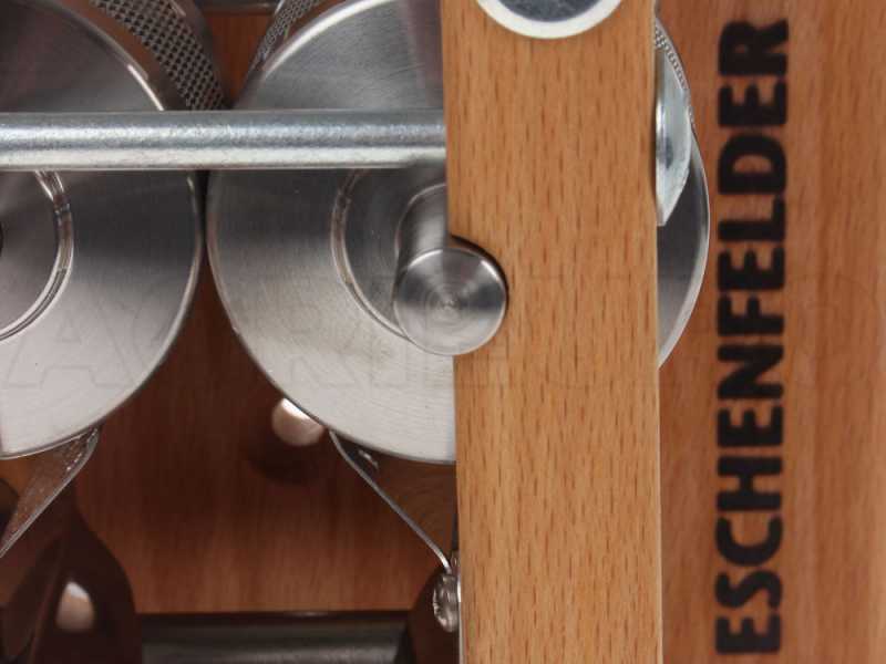 Flockenquetsche Eschenfelder Wandmodell mit Aluminiumtrichter mit Edelstahlwalzen
