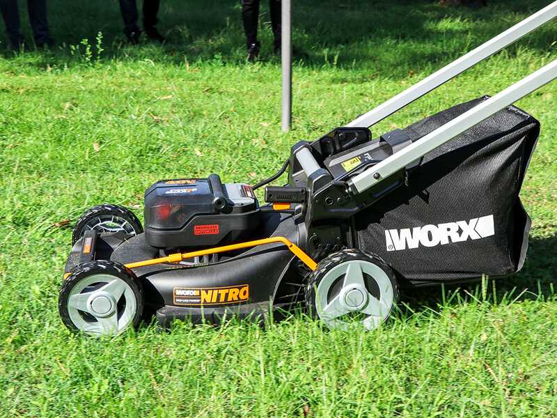 Akku-Rasenm&auml;her mit Radantrieb WORX NITRO WG749E - 2x20V/4Ah - 46 cm Schnittbreite