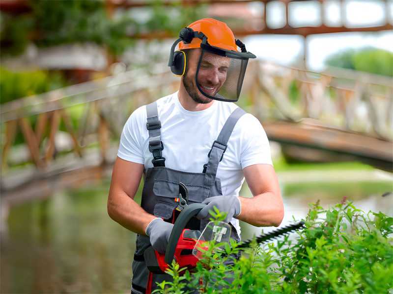 Professioneller Schutzhelm mit M&uuml;tzenschirm und Schutzkopfh&ouml;rer