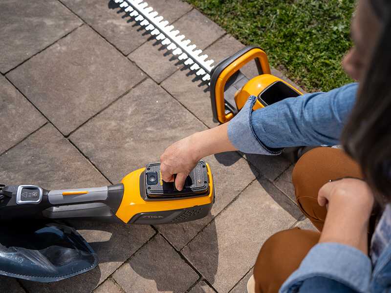 Stiga MT 500e Kit - Multitool - Heckenschere und Kettens&auml;ge mit Verl&auml;ngerungsschaft - Akku und Ladeger&auml;t enthalten
