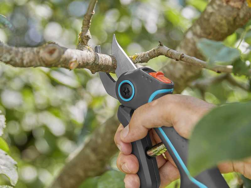 Akku-Gartenschere Gardena AssistCut mit integriertem 3.7V/2 Ah Akku