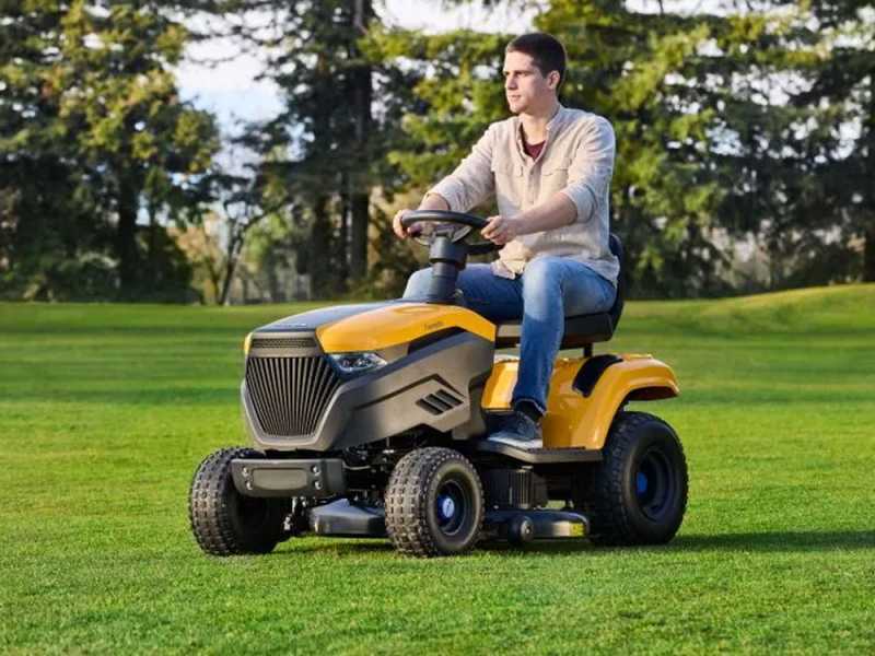 Akku-Rasentraktor Stiga Tornado 7108e - 48V/64Ah Akku-Elektromotor - Seitenauswurf