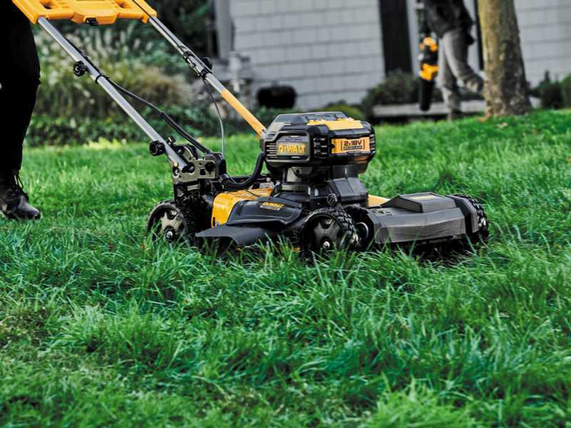 Akku-Rasenm&auml;her DeWalt DCMWSP564N-XJ - Zwei 18V 5AH AKKUS