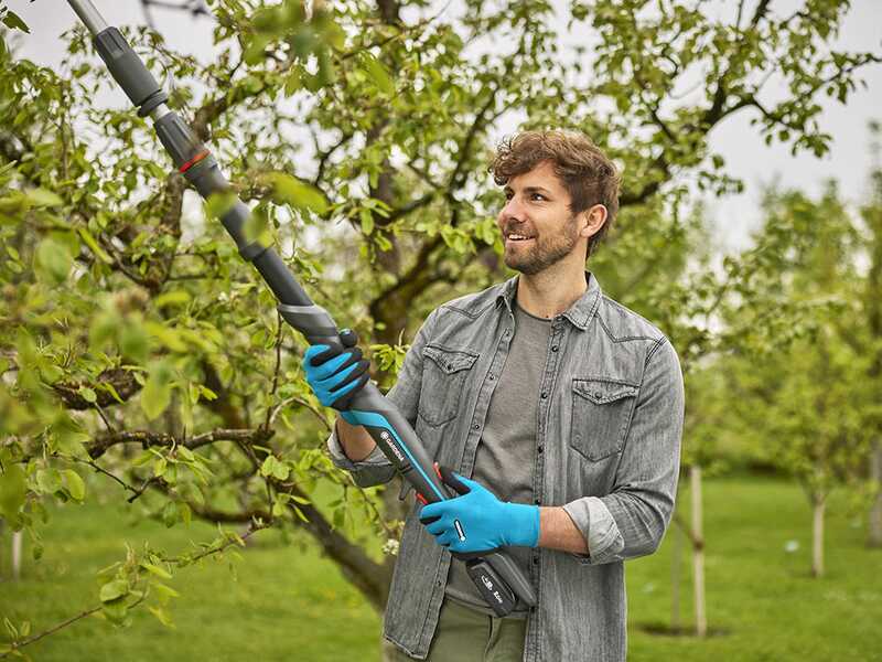 Gardena HighCut 250/18V P4A - Akku-Teleskop-Baumschere - 18V 2Ah