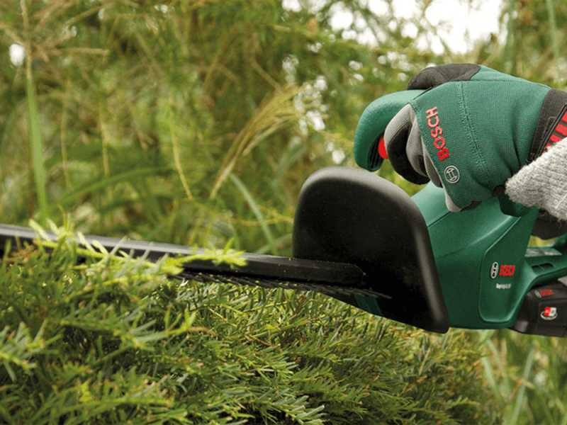 BOSCH EasyHedgeCut 18-45 - Akku-Heckenschere - 18V 2Ah