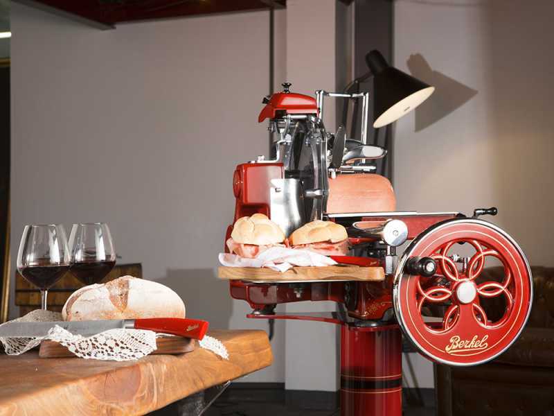 BERKEL TRIBUTE Rot - Schwungrad Aufschnittmaschine mit Sockel mit Messer aus verchromtem Stahl 300 mm