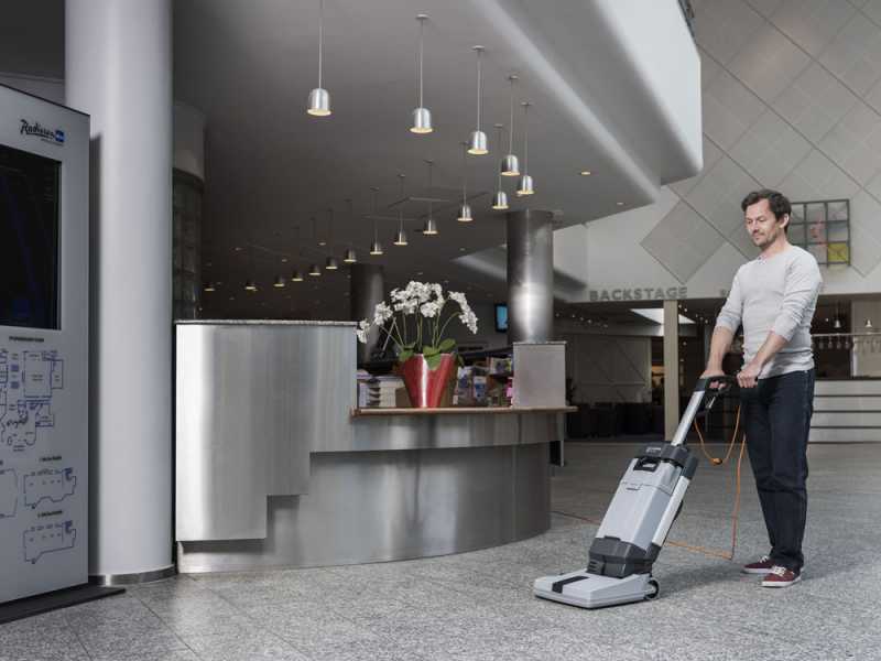 Nilfisk SC100 E base - Scheuersaugmaschine 3 in 1: Wischen, Abziehen und Saugen - 800 W