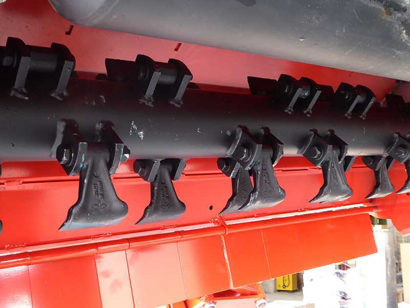 Seitlicher B&ouml;schungsmulcher mit Arm f&uuml;r Traktor, mittel-leichte Baureihe, AgriEuro CE SPECIAL 138 M - f&uuml;r linksdrehende Zapfwelle (gegen Uhrzeigersinn)