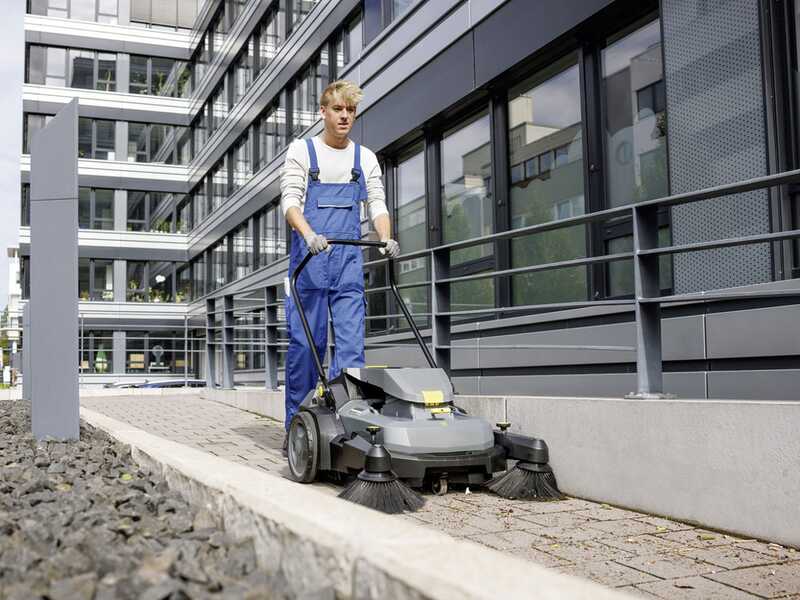 K&auml;rcher KM 70/25 C Bp 2SB - Akku-Kehrmaschine mit Fangkorb - 5Ah 36V