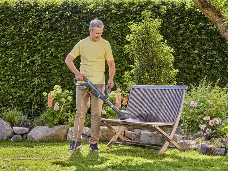 Gardena AquaBrush Compact 02/18V - Akku-Oberfl&auml;chenb&uuml;rste Multi-Reiniger - OHNE AKKU UND LADEGER&Auml;T