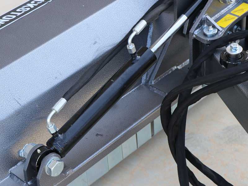 Seitlicher B&ouml;schungsmulcher BlackStone BV 100 L mit Arm f&uuml;r Traktoren der leichten Reihe