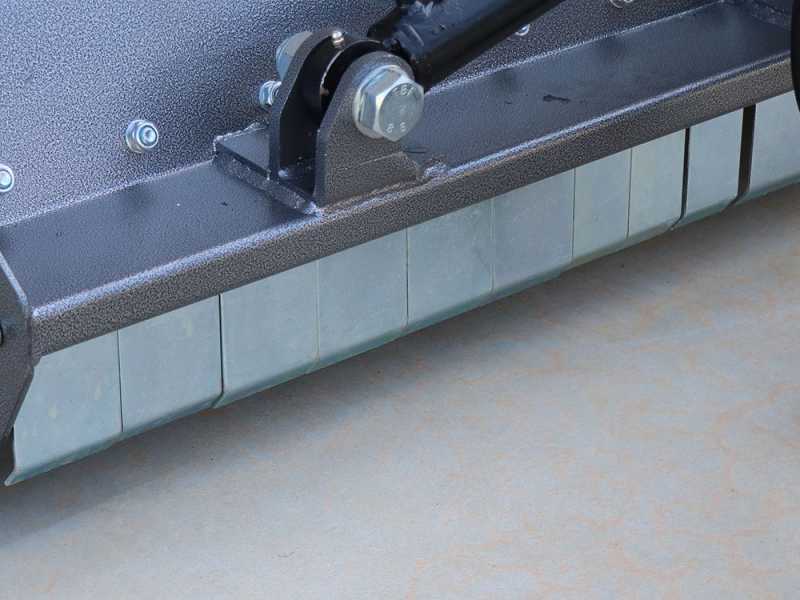 Seitlicher B&ouml;schungsmulcher BlackStone BV 100 L mit Arm f&uuml;r Traktoren der leichten Reihe