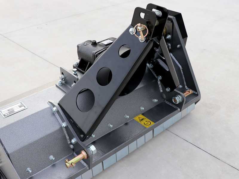 Mulcher mit fester Aufnahme f&uuml;r leichte Baureihe Traktoren - Blackstone BL 100