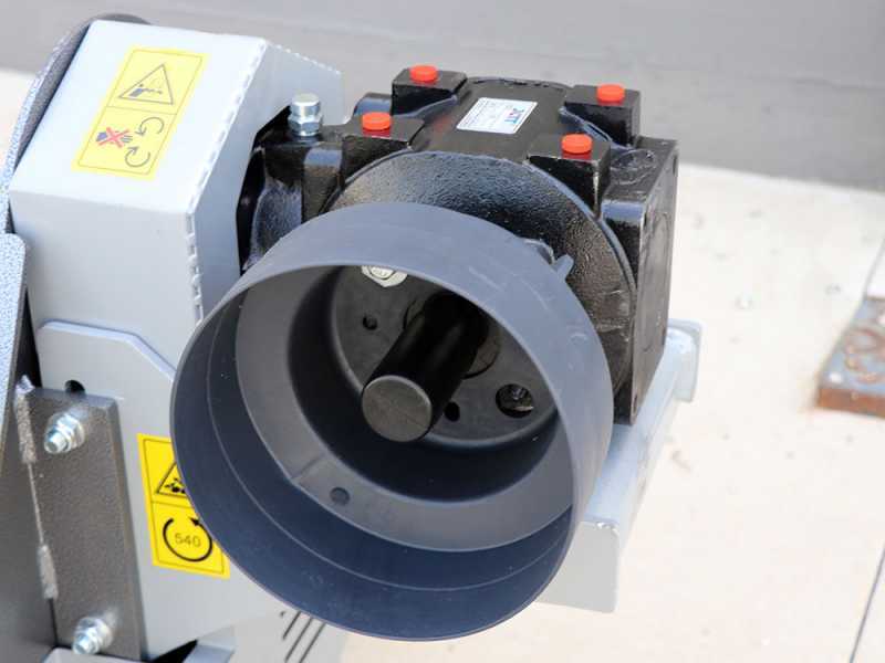 Seitlicher B&ouml;schungsmulcher mit Arm f&uuml;r Traktor der leichten Baureihe - BlackStone BVL 165 L