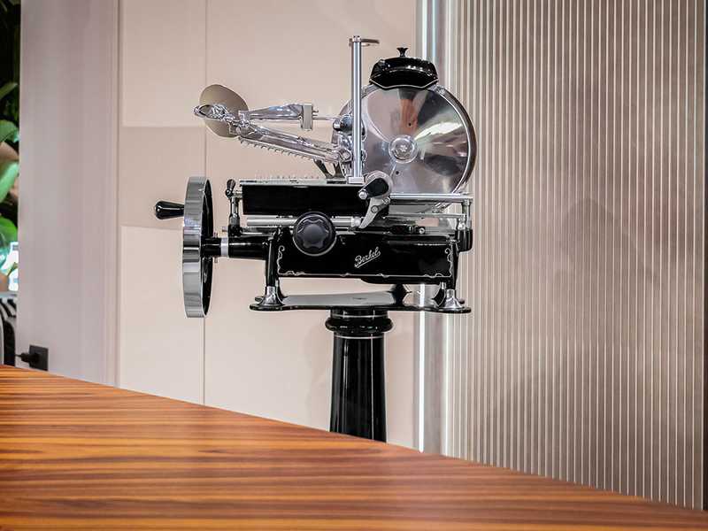 BERKEL B2 schwarz - Aufschnittmaschine mit Schwungrad- mit Sockel - Messer 265 mm aus verchromtem Stahl