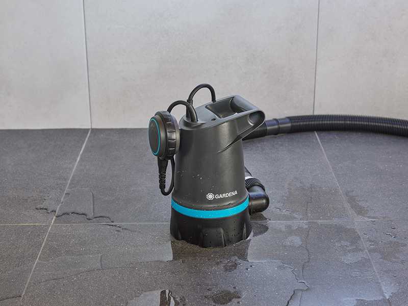 Gardena 20000 BASIC - Elektrische Tauchpumpe f&uuml;r klares Wasser - Integrierter Schwimmer