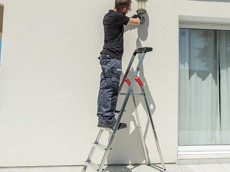 Hailo L60, 5 Stufen, 1,68 m &ndash; Aluminium-Trittleiter mit St&auml;nder &ndash; Ultraleicht