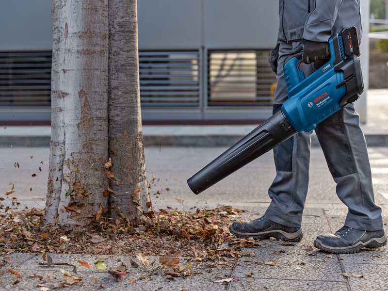 Bosch Professional GBL 18V-750 &ndash; Akku-Laubbl&auml;ser &ndash; 18 V/8,0 Ah