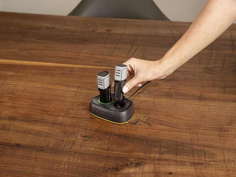 K&auml;rcher FC 4-4 &ndash; Akku-Hartbodenreiniger&ndash; 3-in-1: Saugen, Wischen &amp; Trocknen