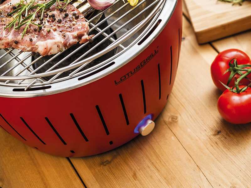 LotusGrill LG G34 U RD &ndash; Tragbarer Holzkohlegrill f&uuml;r den Au&szlig;enbereich &ndash; Rotes Au&szlig;engeh&auml;use