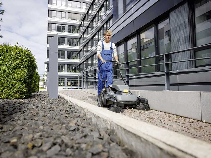 K&auml;rcher KM 70/30 C Bp 2SB &ndash; Akku-Kehrmaschine mit Auffangbeh&auml;lter &ndash; OHNE Akku und Ladeger&auml;t