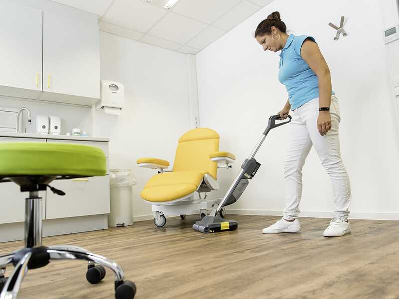 K&auml;rcher BR 30/1 C Bp Pack 18/30 &ndash; Akku-Bodenreiniger 3 in 1: reinigt, trocknet, saugt