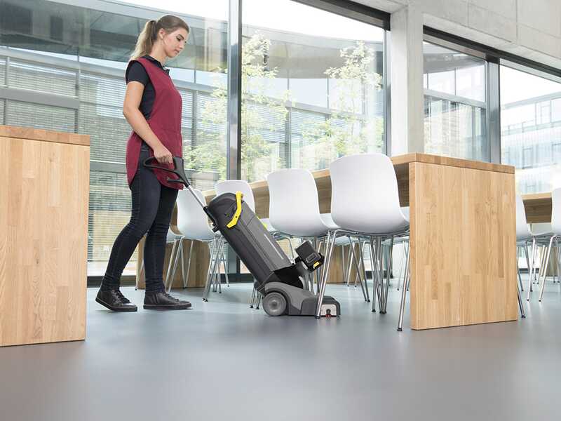 K&auml;rcher Pro BR 30/4 C BP Pack &ndash; Bodenreinigungsmaschine 3-in-1: w&auml;scht, trocknet und saugt