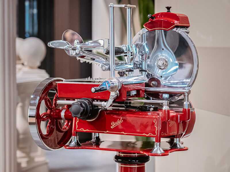 BERKEL B2 rot - Aufschnittmaschine mit Schwungrad mit Sockel - Messer 265 mm aus verchromtem Stahl