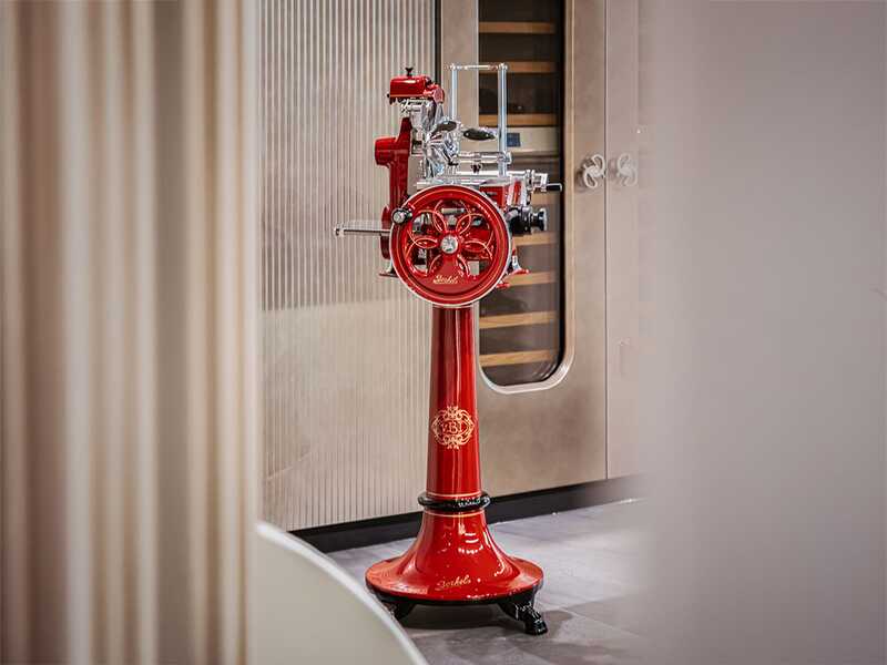 BERKEL B2 rot - Aufschnittmaschine mit Schwungrad mit Sockel - Messer 265 mm aus verchromtem Stahl