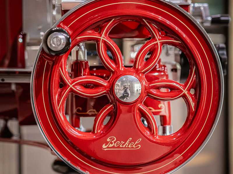 BERKEL B2 rot - Aufschnittmaschine mit Schwungrad mit Sockel - Messer 265 mm aus verchromtem Stahl