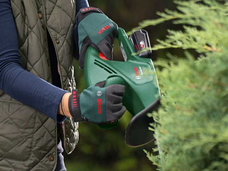 Bosch UniversalHedgePole 18 &ndash; Akku-Teleskop-Heckenschere&ndash; 18 V/2,5 Ah
