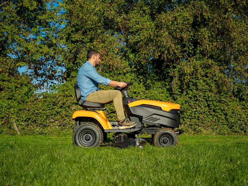 Stiga Tornado 398e &ndash; Rasentraktor mit 1 ePower Pro 56V/40Ah-Akku &ndash; Seitenauswurf und Mulchfunktion
