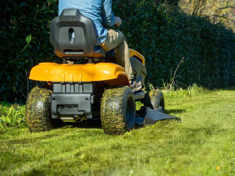 Stiga Tornado 398e &ndash; Rasentraktor mit 1 ePower Pro 56V/40Ah-Akku &ndash; Seitenauswurf und Mulchfunktion